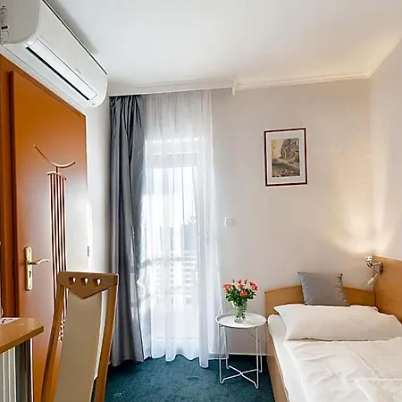 Bed and breakfast Alfréd Panzió 4*