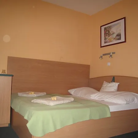 Bed & Breakfast Alfréd Panzió 4*